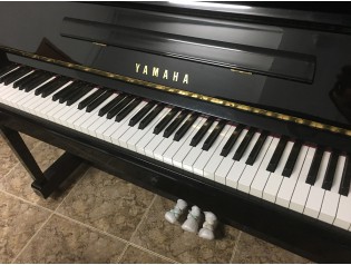 PIANO YAMAHA U10BL, SIMILAR U1.