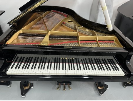 Piano cola Yamaha C3. 186cm. Nº serie 1.500.000-2.000.000. Negro.  TRANSPORTE GRATUITO.