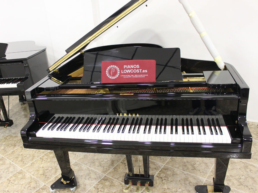 Piano de cola Yamaha de mano modelo similar C2 C2X negro