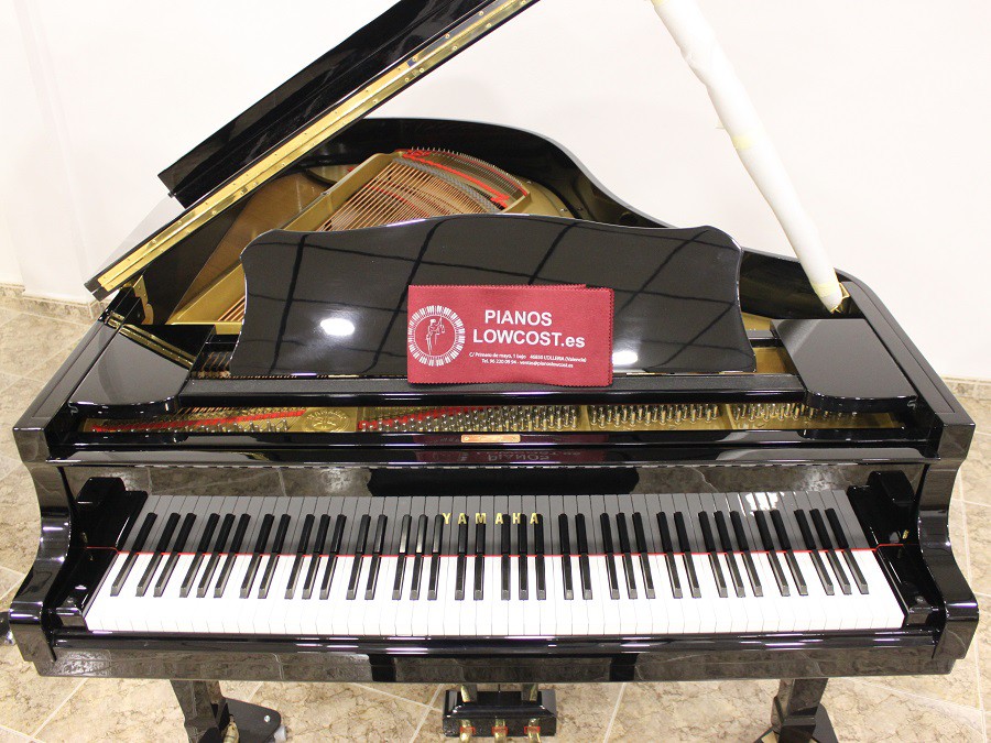 Piano cola Yamaha G3. 186cm. Nº serie 2.500.000-3.000.000. Negro.  TRANSPORTE GRATUITO.