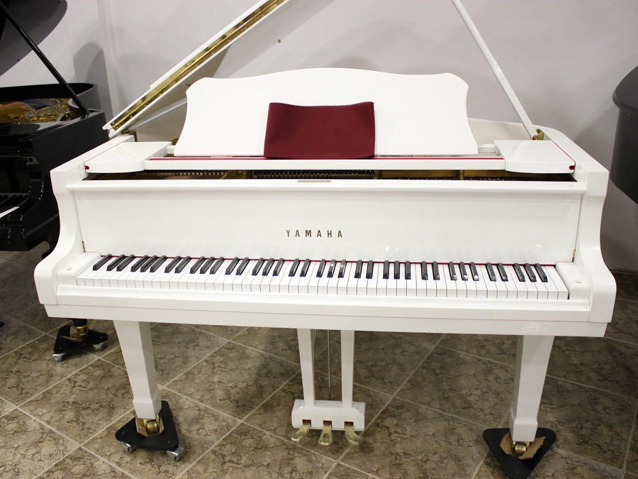 Loco Intolerable Posicionamiento en buscadores Piano Yamaha de cola blanco G2 usado de ocasión renovado como un piano nuevo