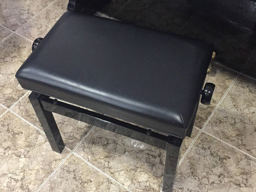 BANQUETA PIANO MARRÓN REGULABLE CON TAPIZADO NEGRO